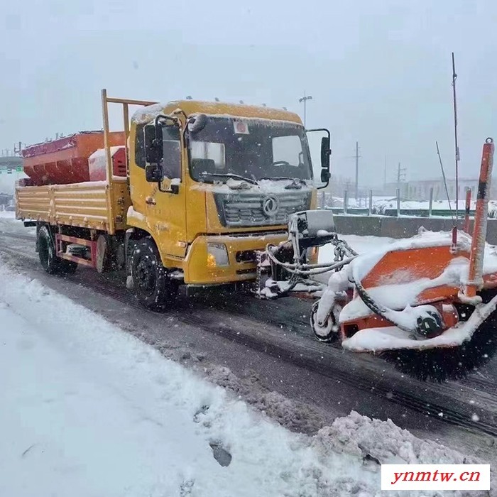 扫雪滚刷清扫器 卡车配扫雪设备 快速除雪车