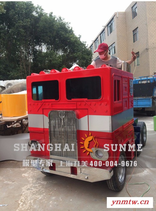 上海升美卡通雕塑擎天柱卡车模型玻璃钢雕塑 商场户外树脂景观雕塑美陈定制