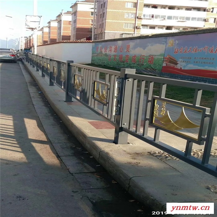 方元浩宇 高陵 道路护栏 公路交通市政护栏 锌钢防撞栏杆 人车分流栏杆